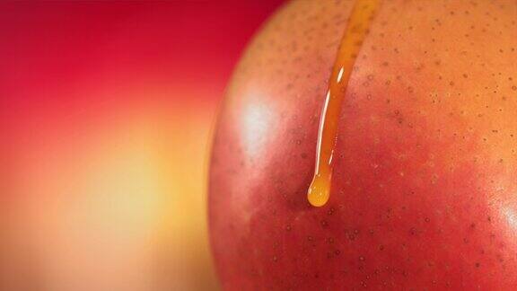 一滴芒果汁从一个成熟多汁的芒果王的表面流下来慢动作