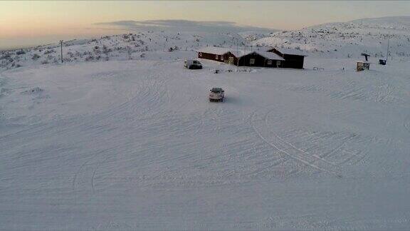 鸟瞰图汽车驾驶积雪的道路上漂移