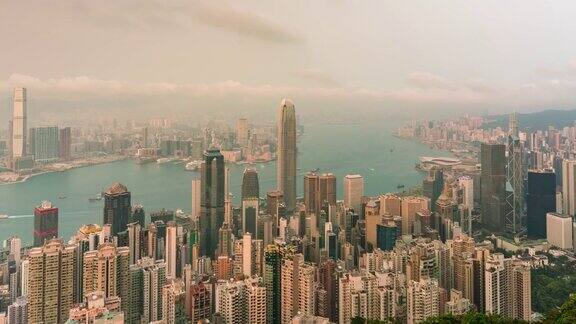 从白天到晚上从空中俯瞰中国香港维多利亚港的市区交通