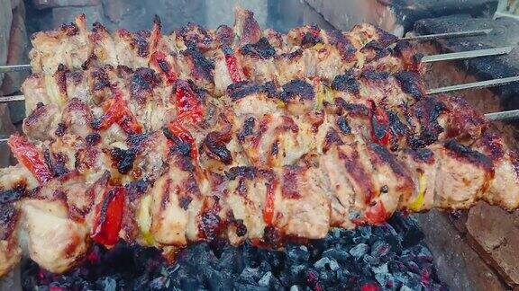 在炭火上烤猪肉烤的肉垃圾食品
