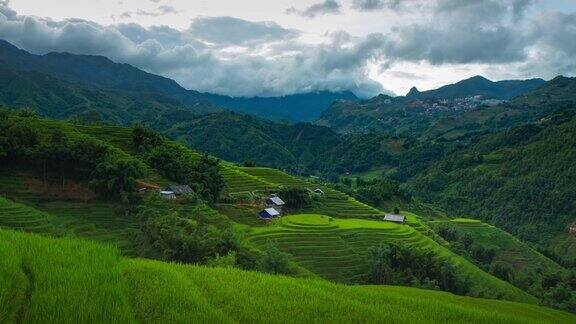 4k移动摄影定时拍摄梯级稻田和多云的越南沙巴