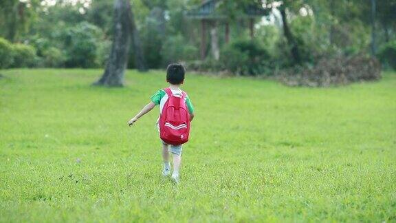 孩子们在公园里奔跑回到学校