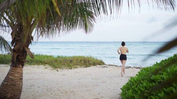 在海边跑步的女人
