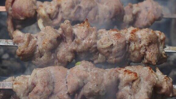 熏烤肉架上烤腌肉特写新鲜肉串在烧烤架上