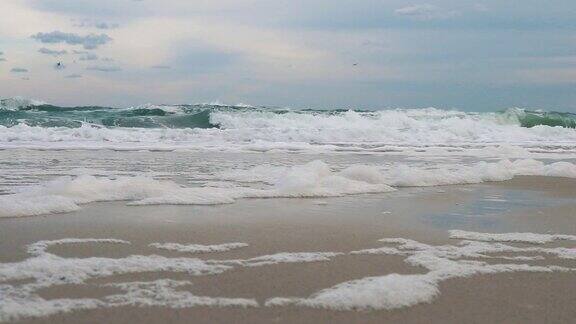 低角度拍摄海滩上的海浪慢动作