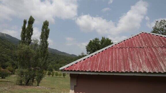 美丽的风景山脉和森林与建筑在夏天阿塞拜疆