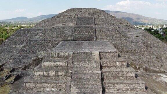 俯视图无人机金字塔Teotihuacán墨西哥在calzadadelosmuertos