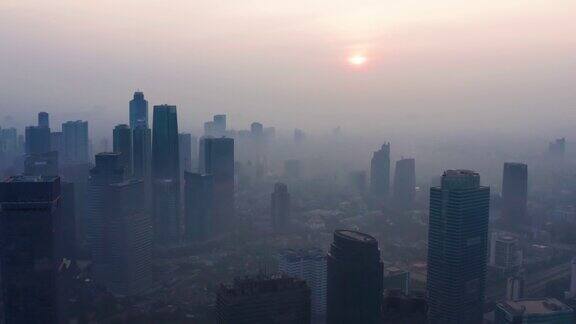 有雾的早晨空气污染很危险