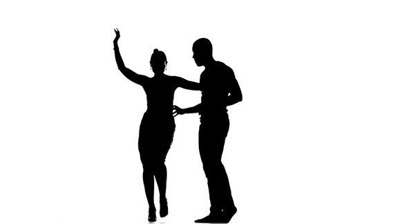 一对专业的社交拉丁舞演员开始在白色的慢动作剪影上跳舞