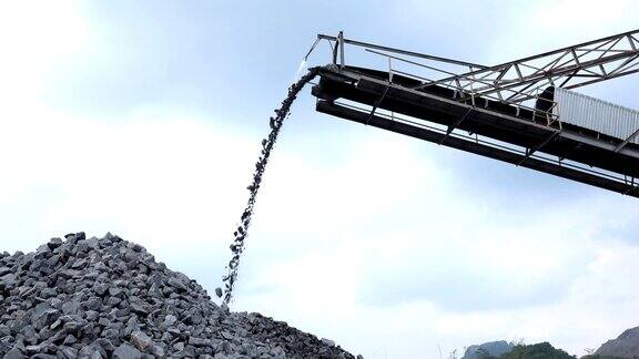 采石场采石行业的慢镜头重型机械设备