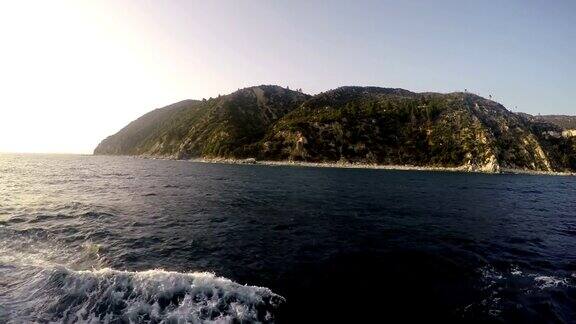 从巡航半岛附近的船只看到希腊的阿陀斯山