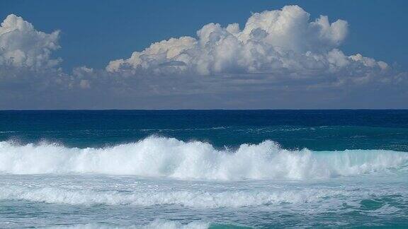 在夏威夷瓦胡岛上的Banzai管道冲浪点海浪破裂