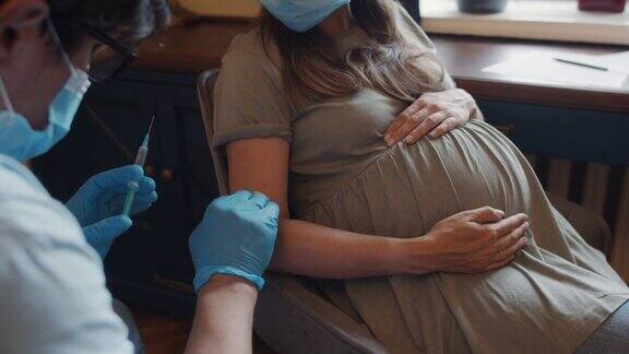 医生护士为孕妇注射疫苗