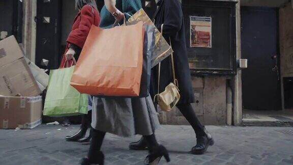 意大利罗马妇女们在圣诞节期间购物