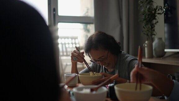 奶奶和孙女一起在家吃日本菜