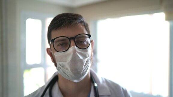 带面罩的中年男性医生肖像