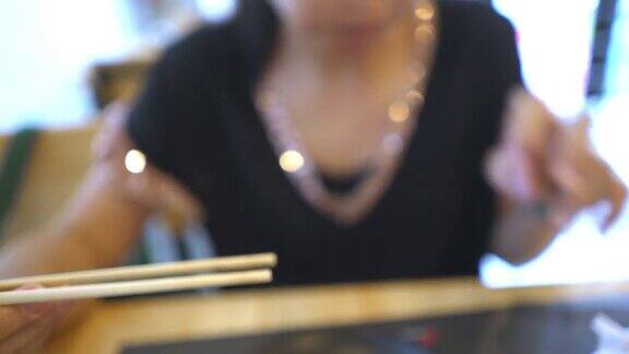 一位女士在日本餐厅吃新鲜的牡蛎