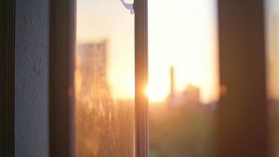 日落美景模糊房间窗口到城市景观