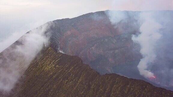 沿着尼拉贡戈活火山的火山口边缘飞行熔岩湖喷出浓烟