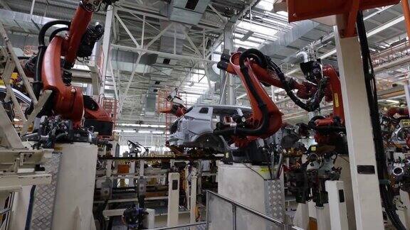 汽车制造厂机器人参与生产焊接汽车车身