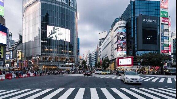 日本东京行人穿过涉谷十字路口