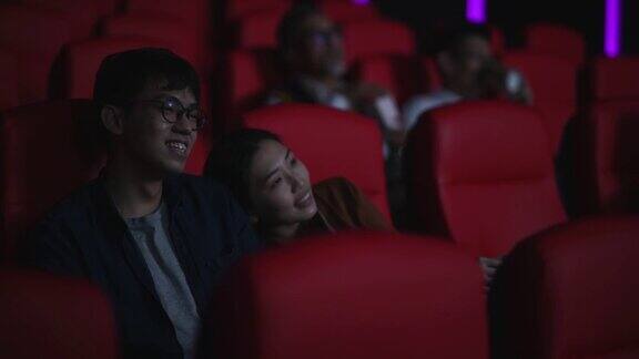 亚洲华人年轻夫妇喜欢在电影院看电影