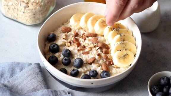 燕麦配香蕉蓝莓杏仁和蜂蜜健康食品素食早餐