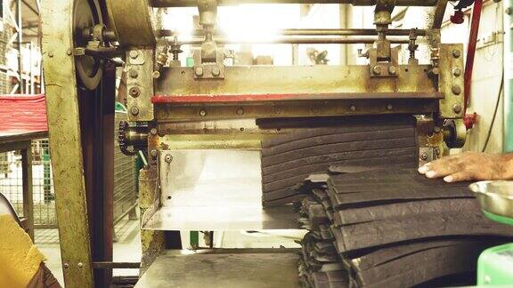 工厂工人操作工业原料切割机械