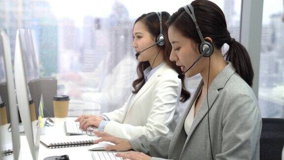 亚洲客户服务团队在呼叫中心使用电脑