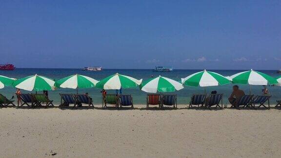 天堂岛的夏日沙滩椅