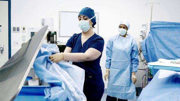 女性外科医生在手术后处理手术服