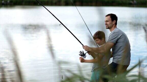 兴奋的父亲和儿子从湖里捞鱼