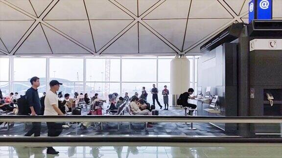 在机场等待旅行的乘客