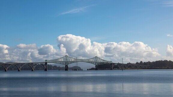 时间流逝的云和麦卡洛纪念桥