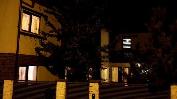 建立外部住宅智能住宅的拍摄在夜间测试每个房间的灯光自动化