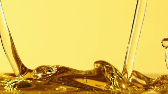 橄榄油倾泻而下溅起水花用高速摄影机以每秒1000帧的速度拍摄