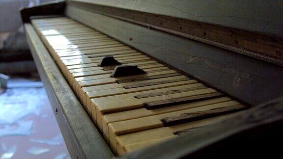 切尔诺贝利-在受污染的公寓里的老灰大钢琴