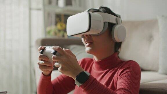 女人在家里戴着VR眼镜玩游戏