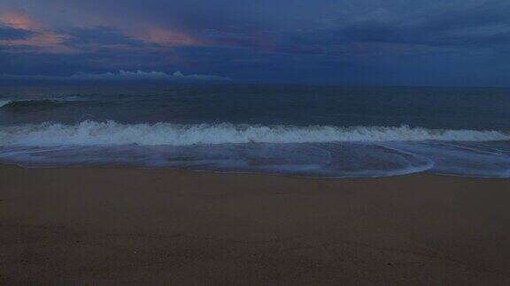 黑夜中海浪翻滚着冲击着沙滩