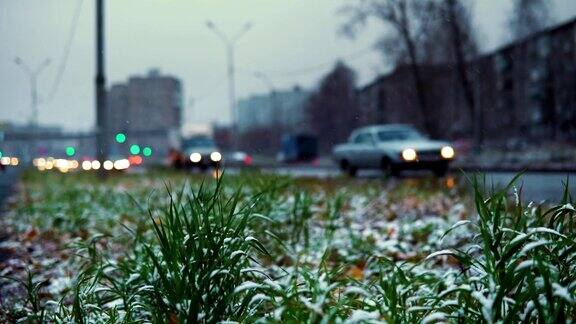 反常的天气是城市公路上的湿雪