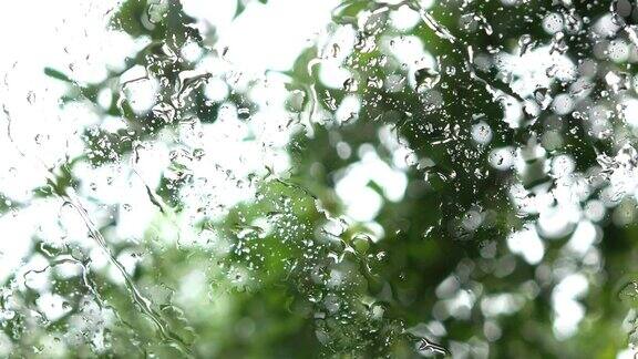 自然的雨滴落在镜子上