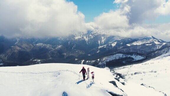 徒步登高滑雪游览雪山一览阿尔卑斯山战胜逆境取得成功