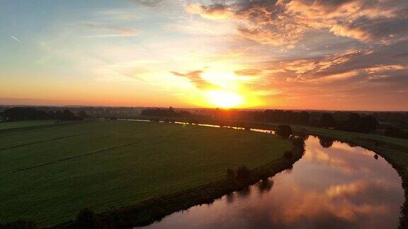 日出在Vecht河与美丽的戏剧性的天空