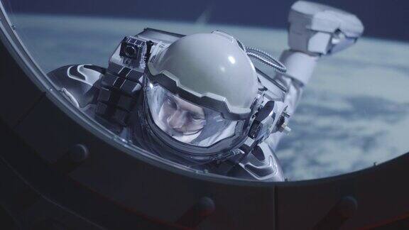 宇航员在宇宙飞船的窗口漂浮