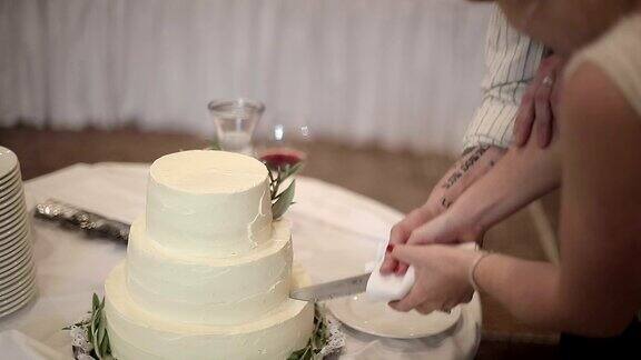 新婚夫妇切结婚蛋糕