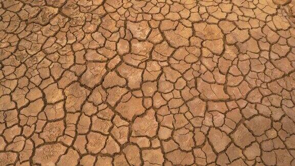 高空俯视:长期干旱导致的干燥土地和龟裂土壤