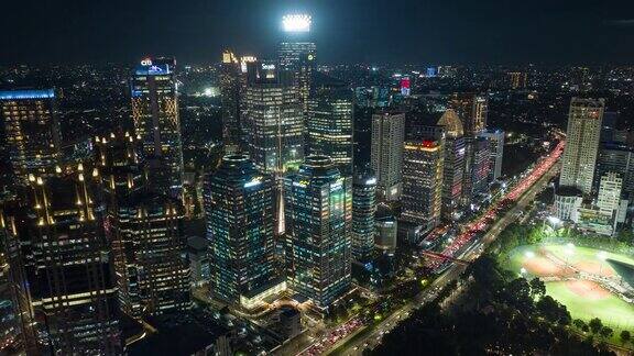 夜间照明雅加达市现代市中心商业办公室交通街道航拍全景4k延时印尼