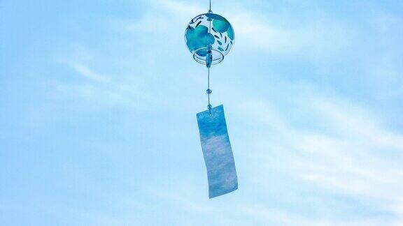 日本风铃在夏日的天空中摇曳蓝色的