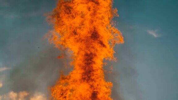 舌头火焰的一个巨大的火焰在傍晚对天空