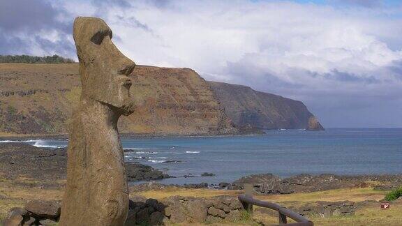 航拍:一个遥远的异国岛屿上高耸的摩埃石像的壮观景象